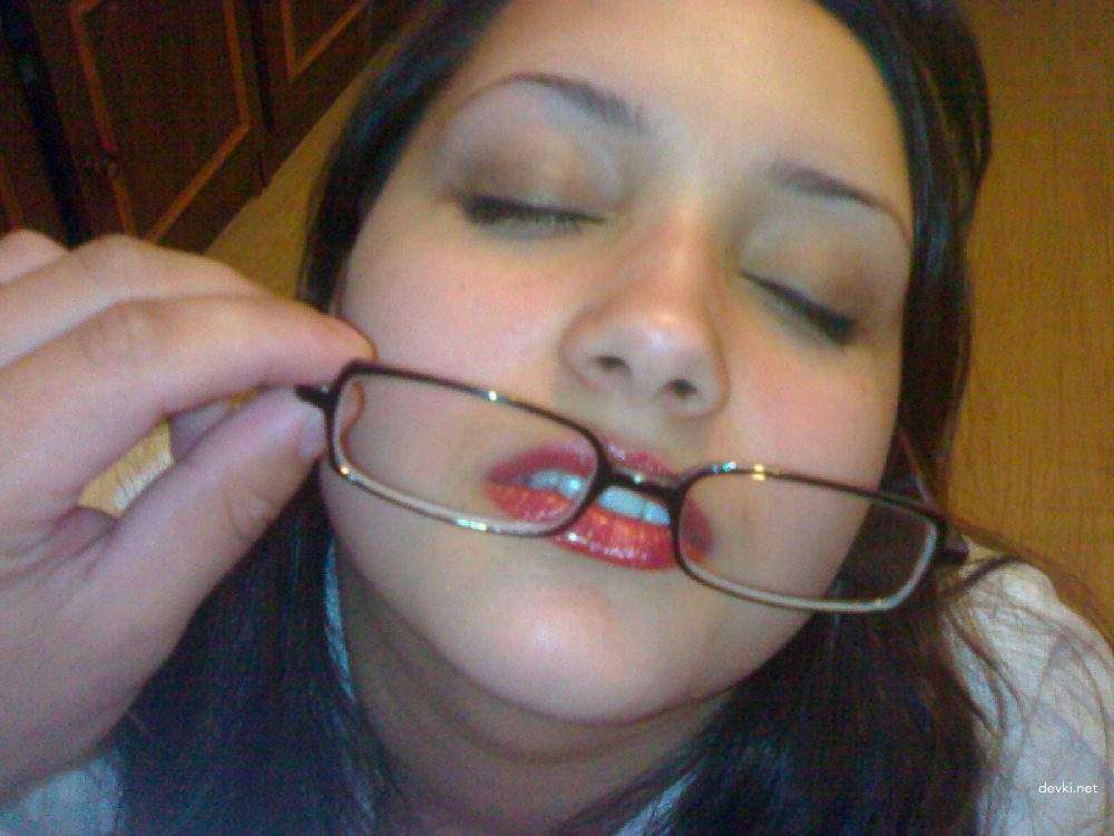 Sexy Amateur Babe in Glasses Gives Sloppy Blowjob in Hot Homemade Porn