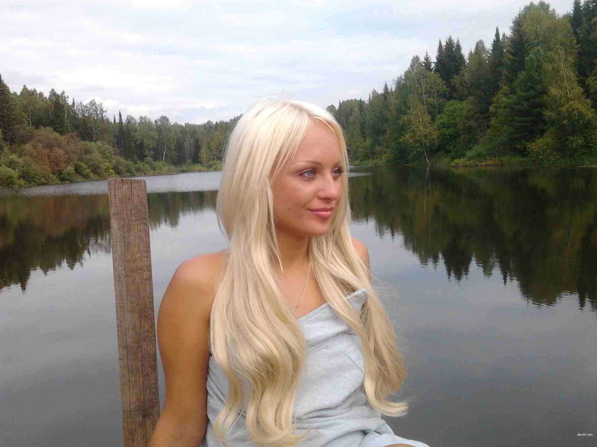 Hot Blonde Amateur Pornstar's Explicit Glamour Photo Shoot