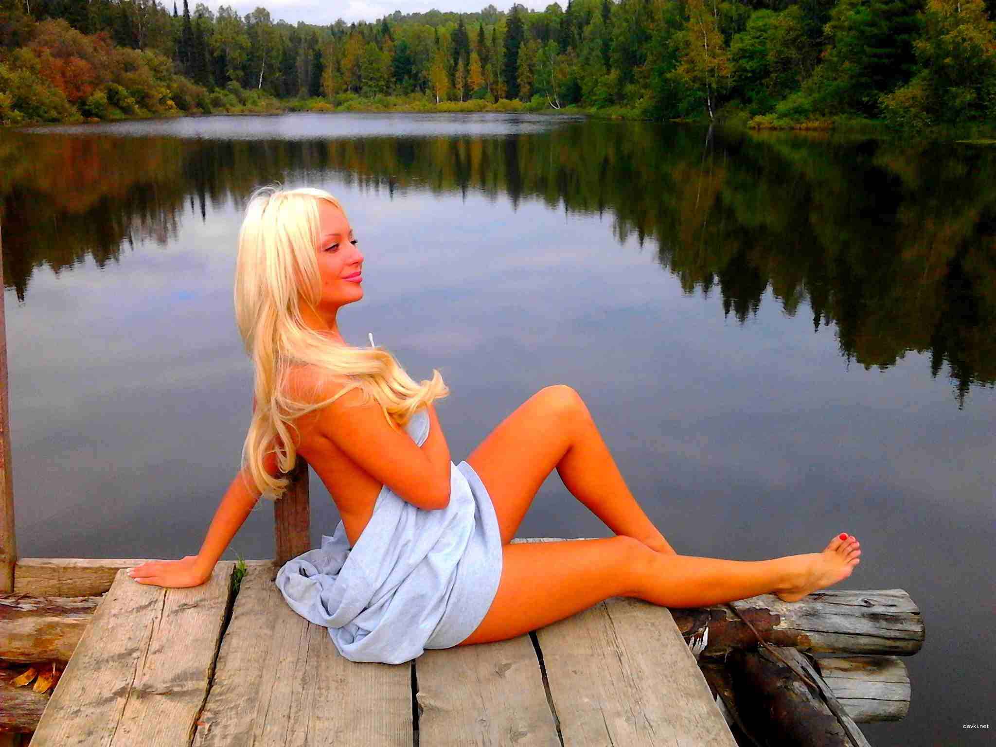 Hot Blonde Amateur Pornstar's Explicit Glamour Photo Shoot