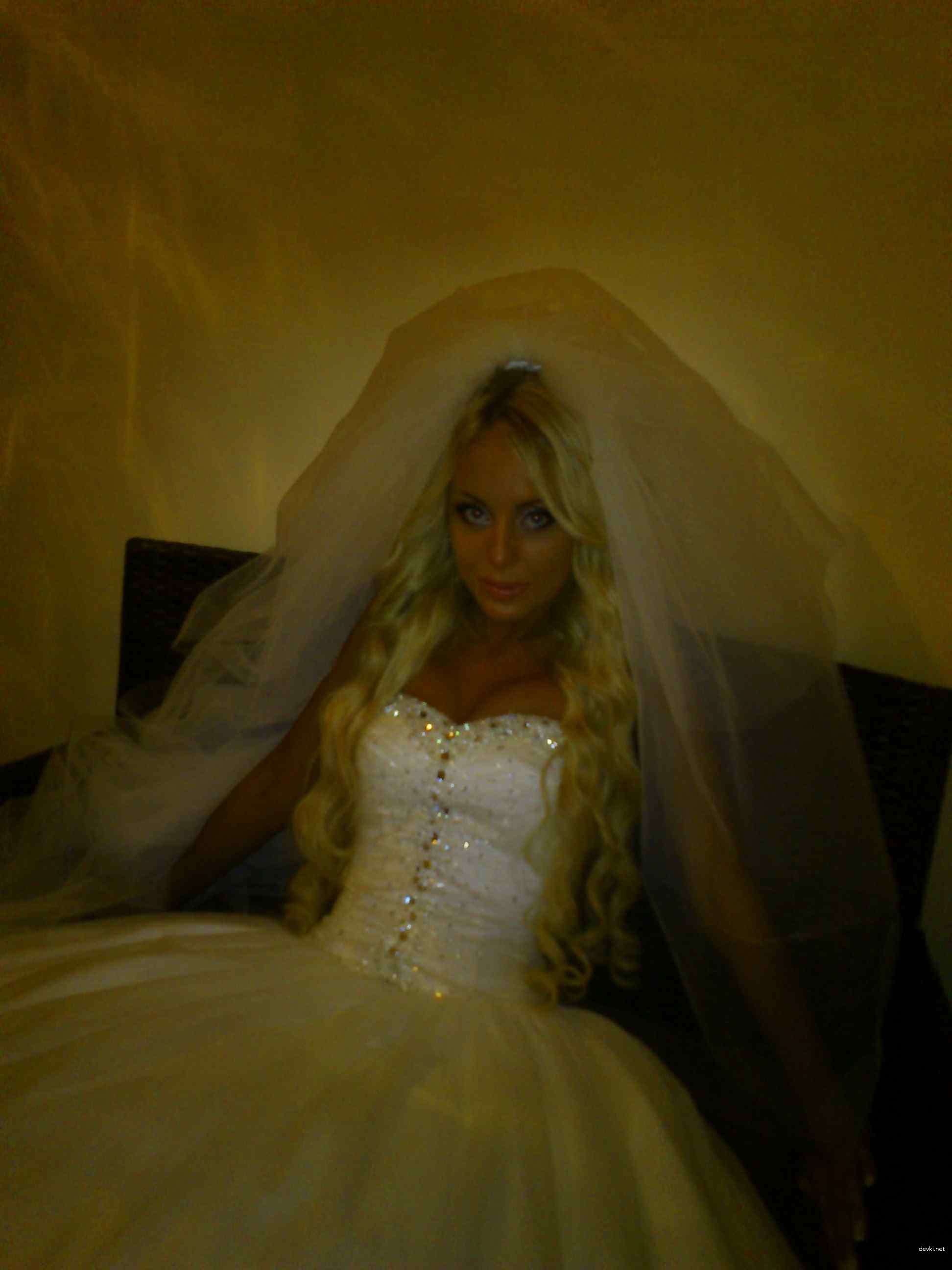 Hot Blonde Amateur Pornstar's Explicit Glamour Photo Shoot
