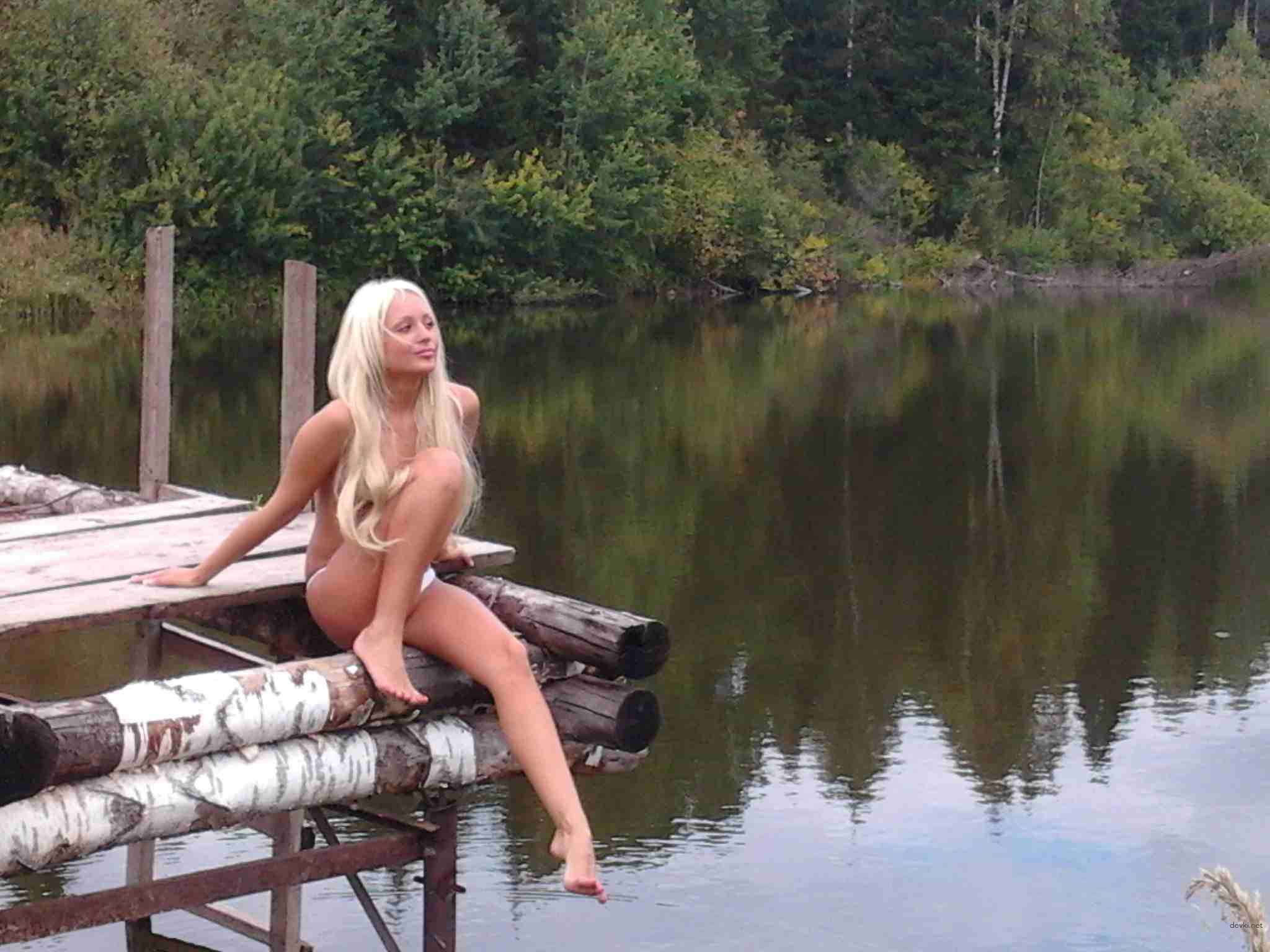 Hot Blonde Amateur Pornstar's Explicit Glamour Photo Shoot