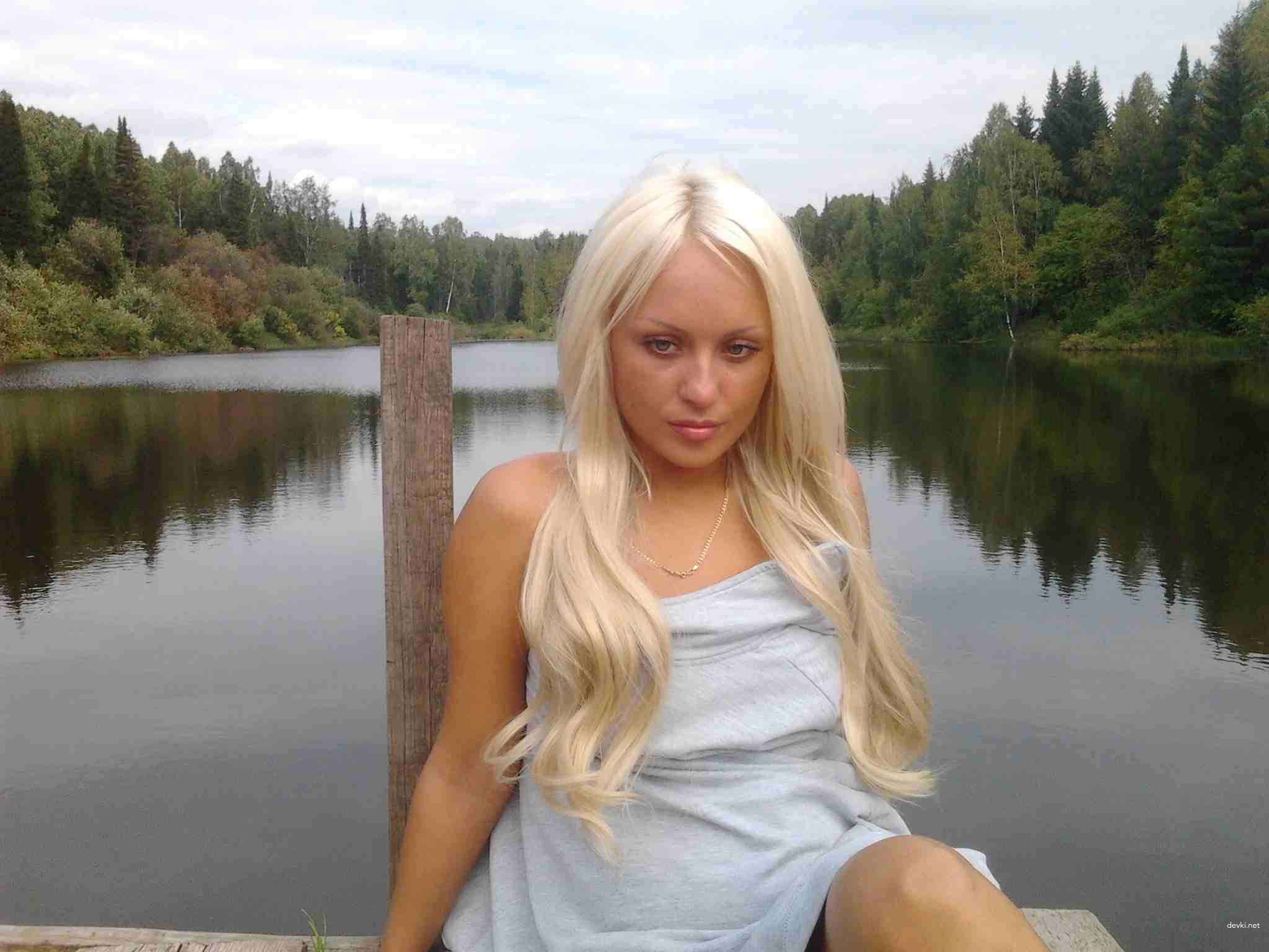 Hot Blonde Amateur Pornstar's Explicit Glamour Photo Shoot