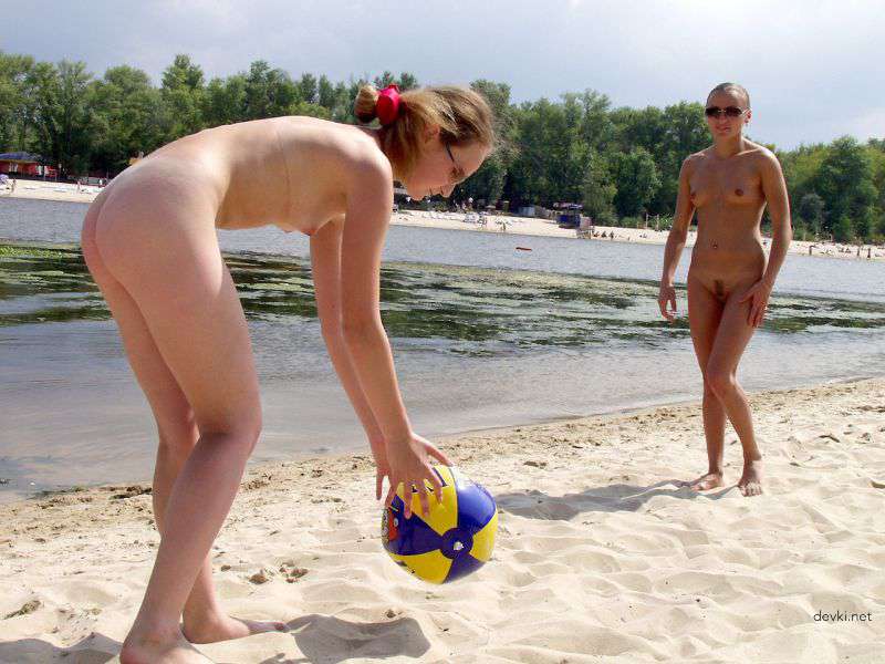 Hot Amateur Beach Babes: Naked Girlfriends Sunbathing Explicitly