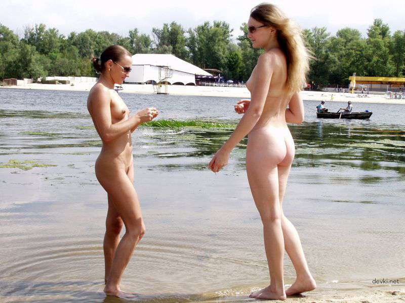 Hot Amateur Beach Babes: Naked Girlfriends Sunbathing Explicitly