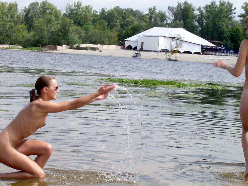 Hot Amateur Beach Babes: Naked Girlfriends Sunbathing Explicitly