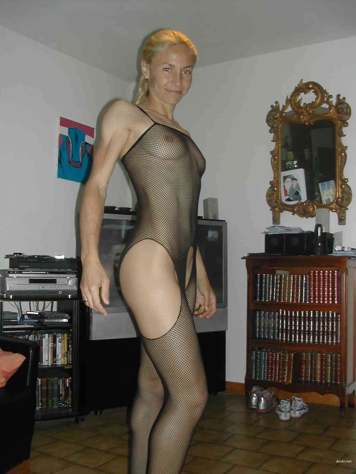 Hot MILF Nude Selfies: Mature Woman in Great Shape - Explicit Amateur Porn Photo