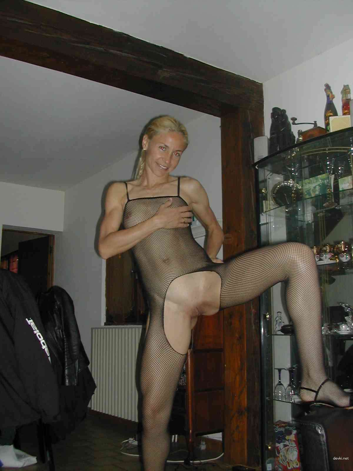 Hot MILF Nude Selfies: Mature Woman in Great Shape - Explicit Amateur Porn Photo