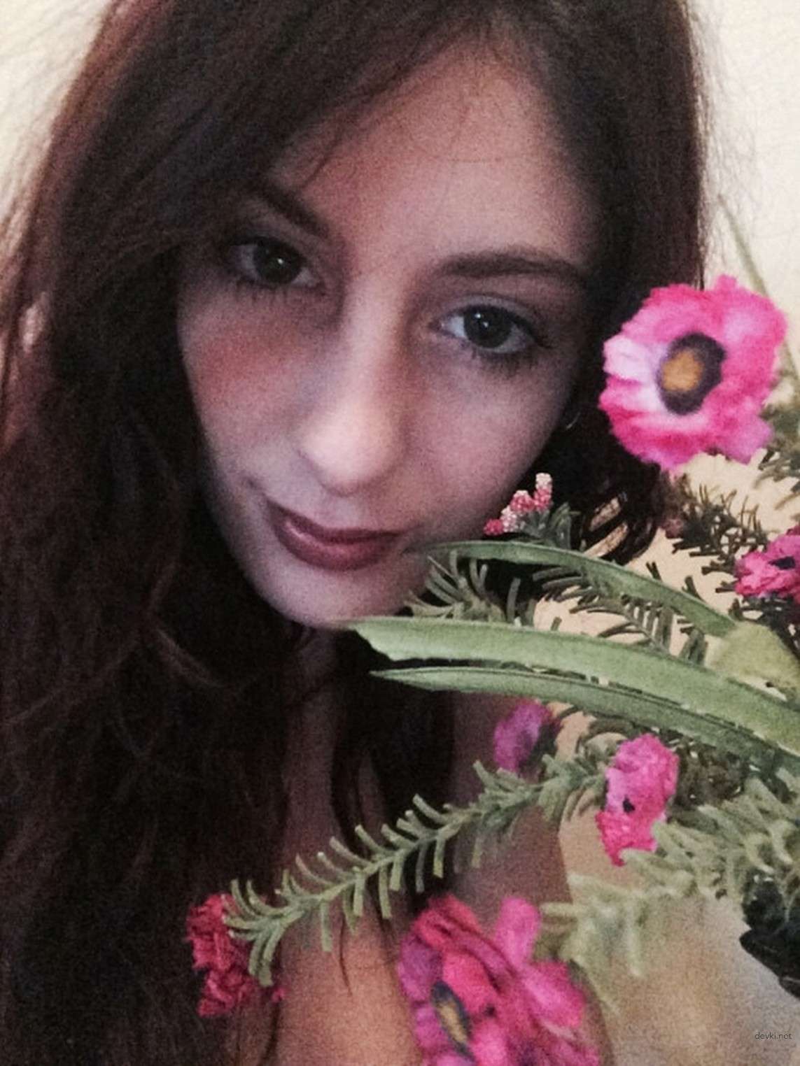 XXX Amateur Nude Pics: Hot Slim Chick Exposing All - Explicit Naked Shots!