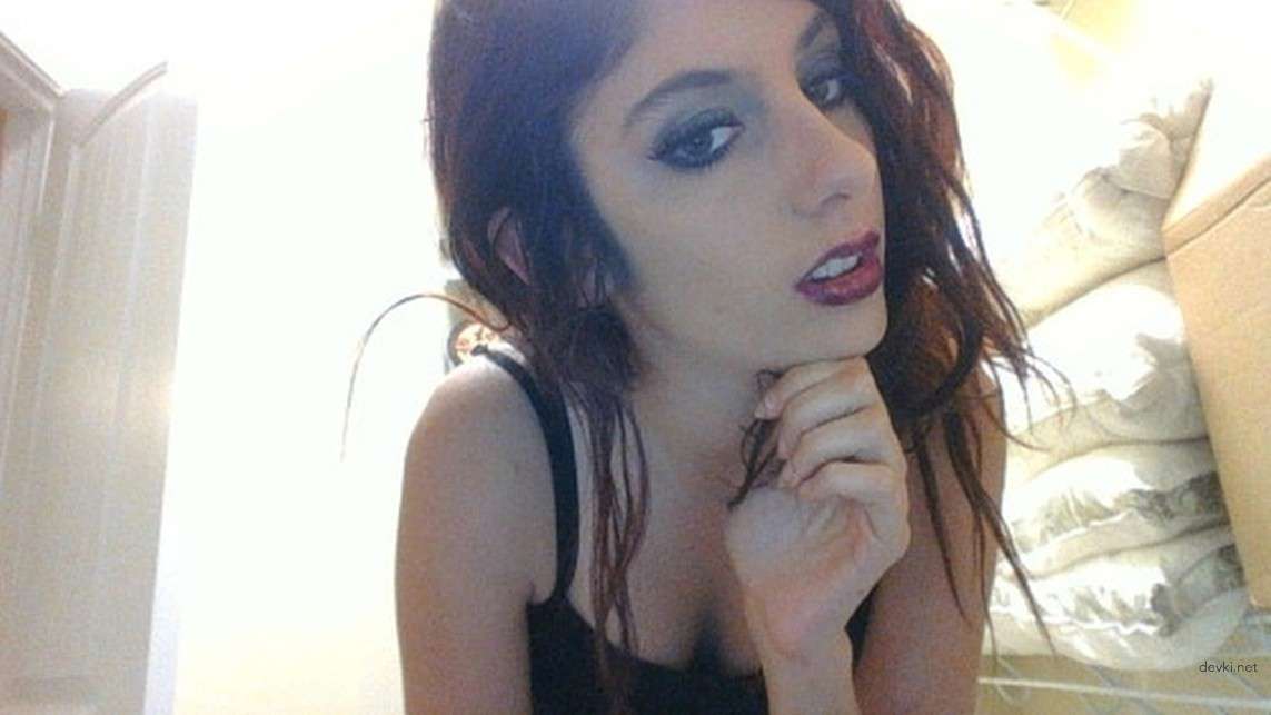 XXX Amateur Nude Pics: Hot Slim Chick Exposing All - Explicit Naked Shots!