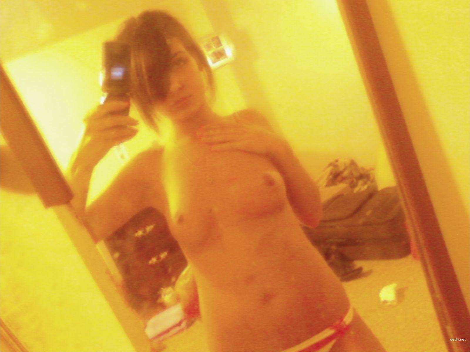 XXX Nude Selfie: Hot Amateur Girl's Explicit Photo Shoot