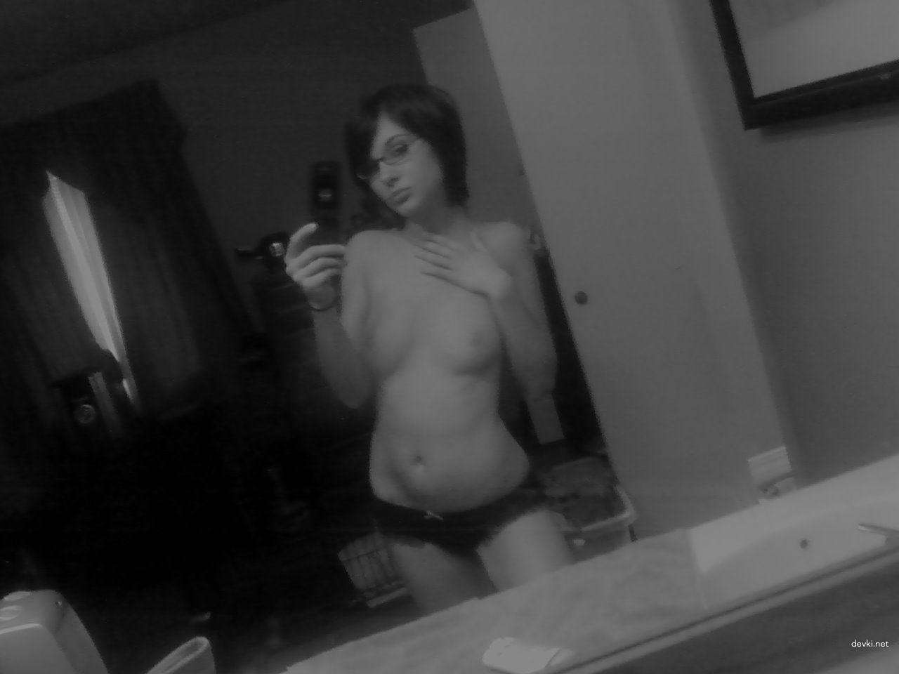 XXX Nude Selfie: Hot Amateur Girl's Explicit Photo Shoot