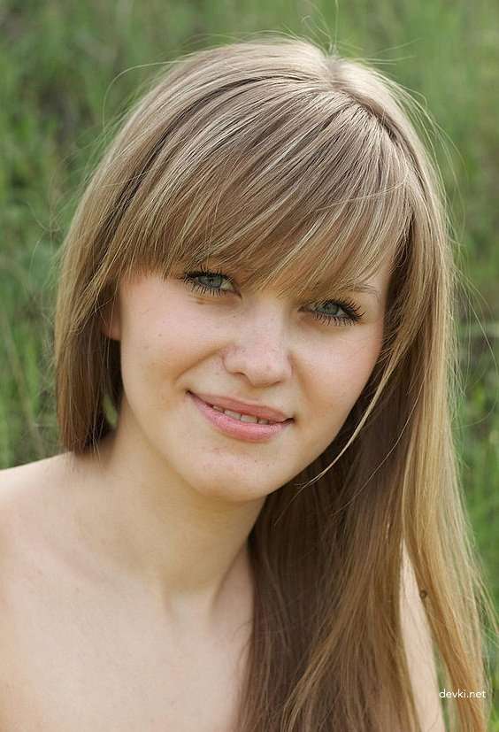 Curvy Busty Babe Exposes All: Uncensored Outdoor Amateur Pic