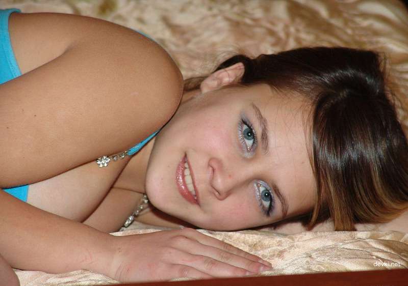 Sizzling Amateur Babe Bares All on Bed - Uncensored Nude Photoshoot