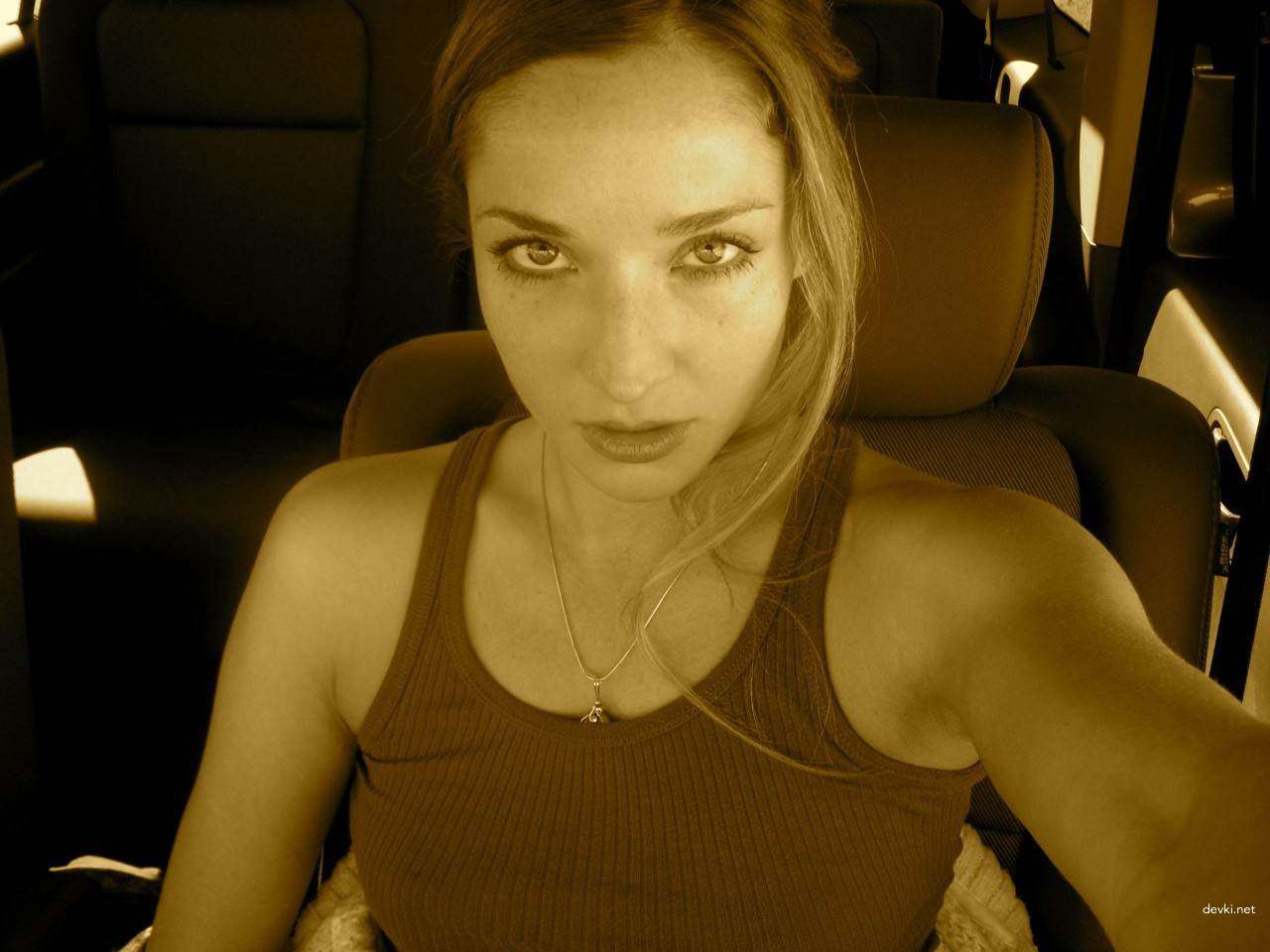 Sultry Amateur Babe Bares All in Explicit Selfie - Hot and Sexy Pic