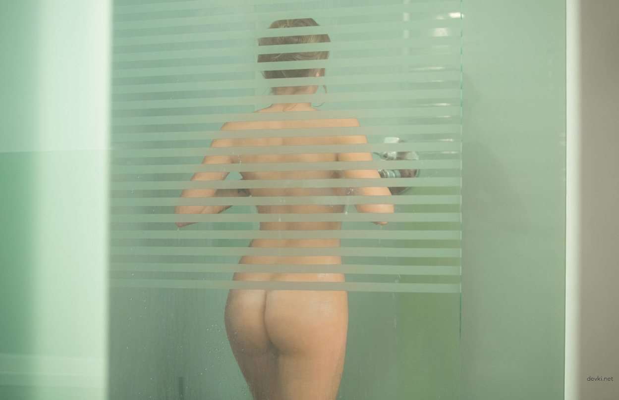Seductive Escort Bares All in Steamy Shower and Sultry Bed Display