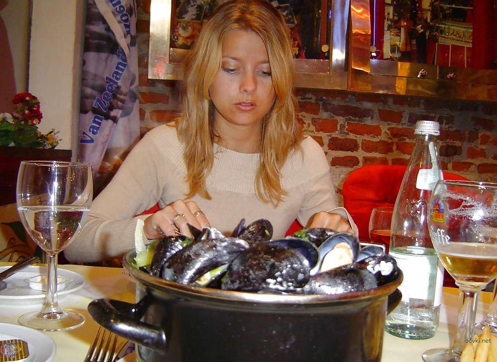 Hot Amateur Girl's Explicit Nude Pics - XXX Adult Photos for Horny Viewers