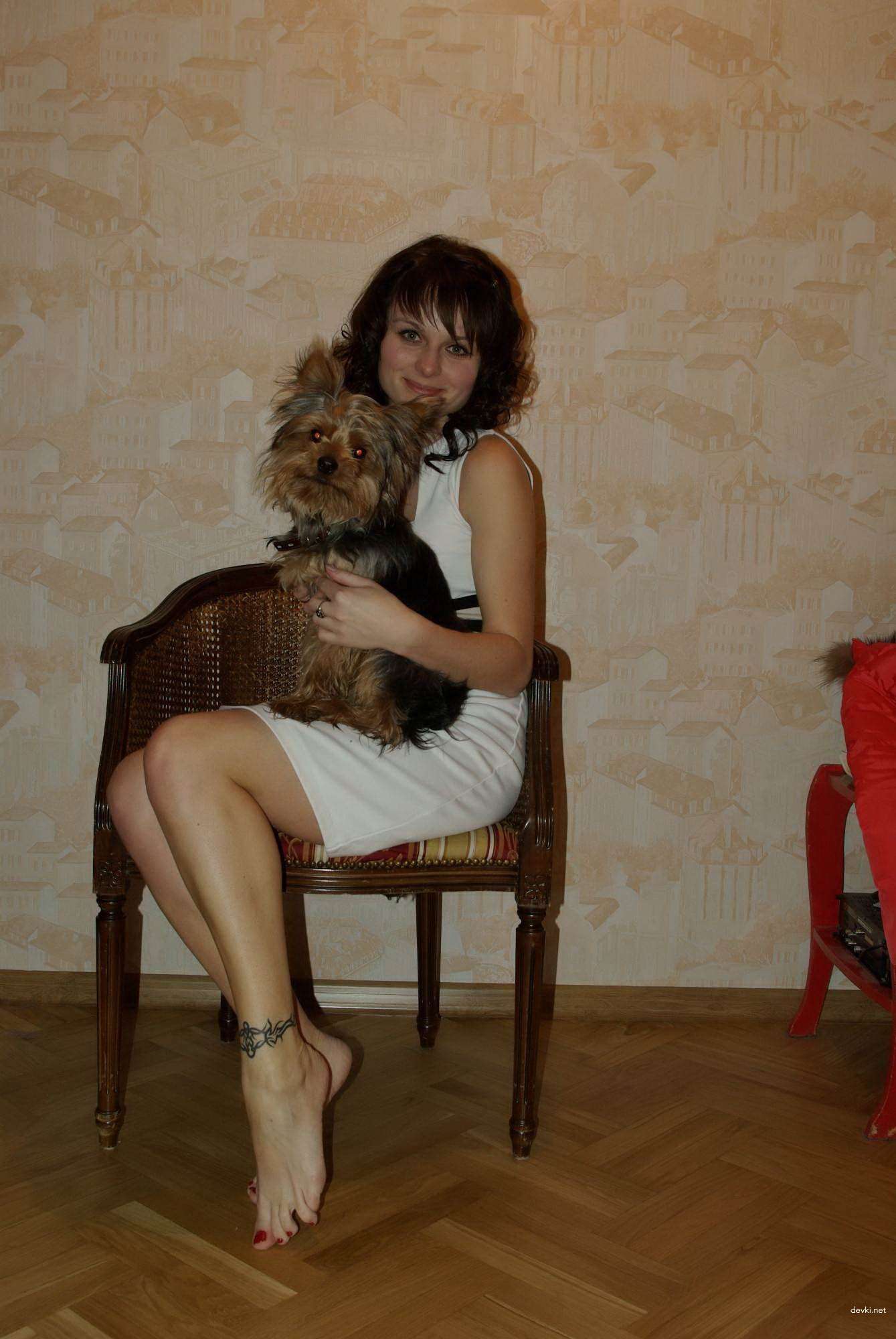 Steamy Amateur Lesbian Photoshoot with Hot Babes at Home: Explicit and Sensual