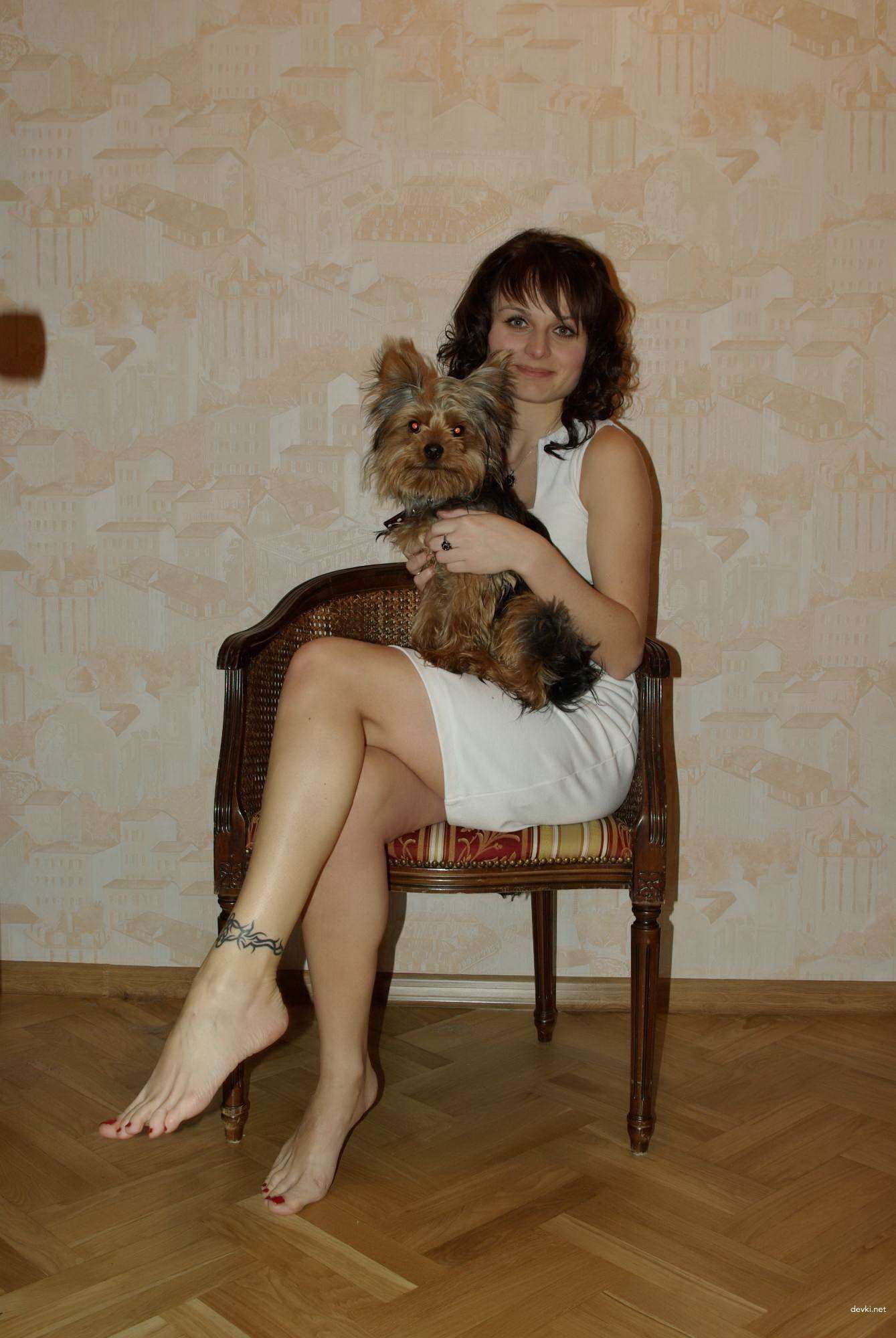 Steamy Amateur Lesbian Photoshoot with Hot Babes at Home: Explicit and Sensual