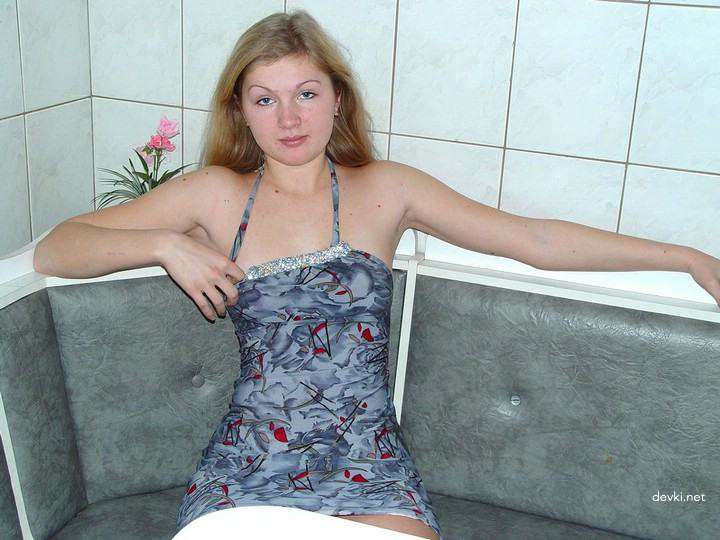 Amateur Kitchen Strip Tease: Fully Naked Exhibitionist Shows It All