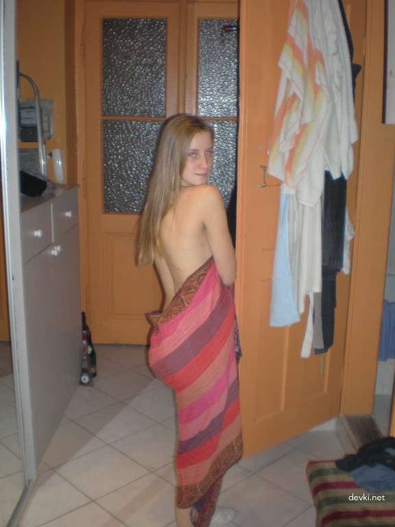 Explicit Slim Babe Amateur Nudes: Private Erotic Photos for Adults
