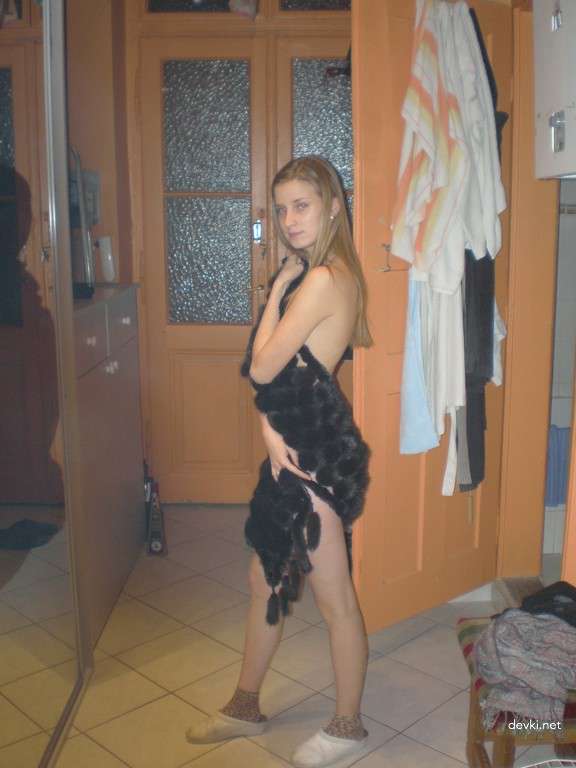 Explicit Slim Babe Amateur Nudes: Private Erotic Photos for Adults