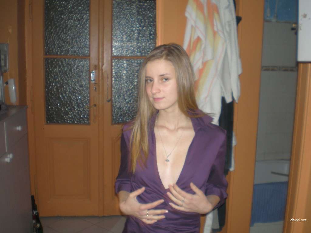Explicit Slim Babe Amateur Nudes: Private Erotic Photos for Adults