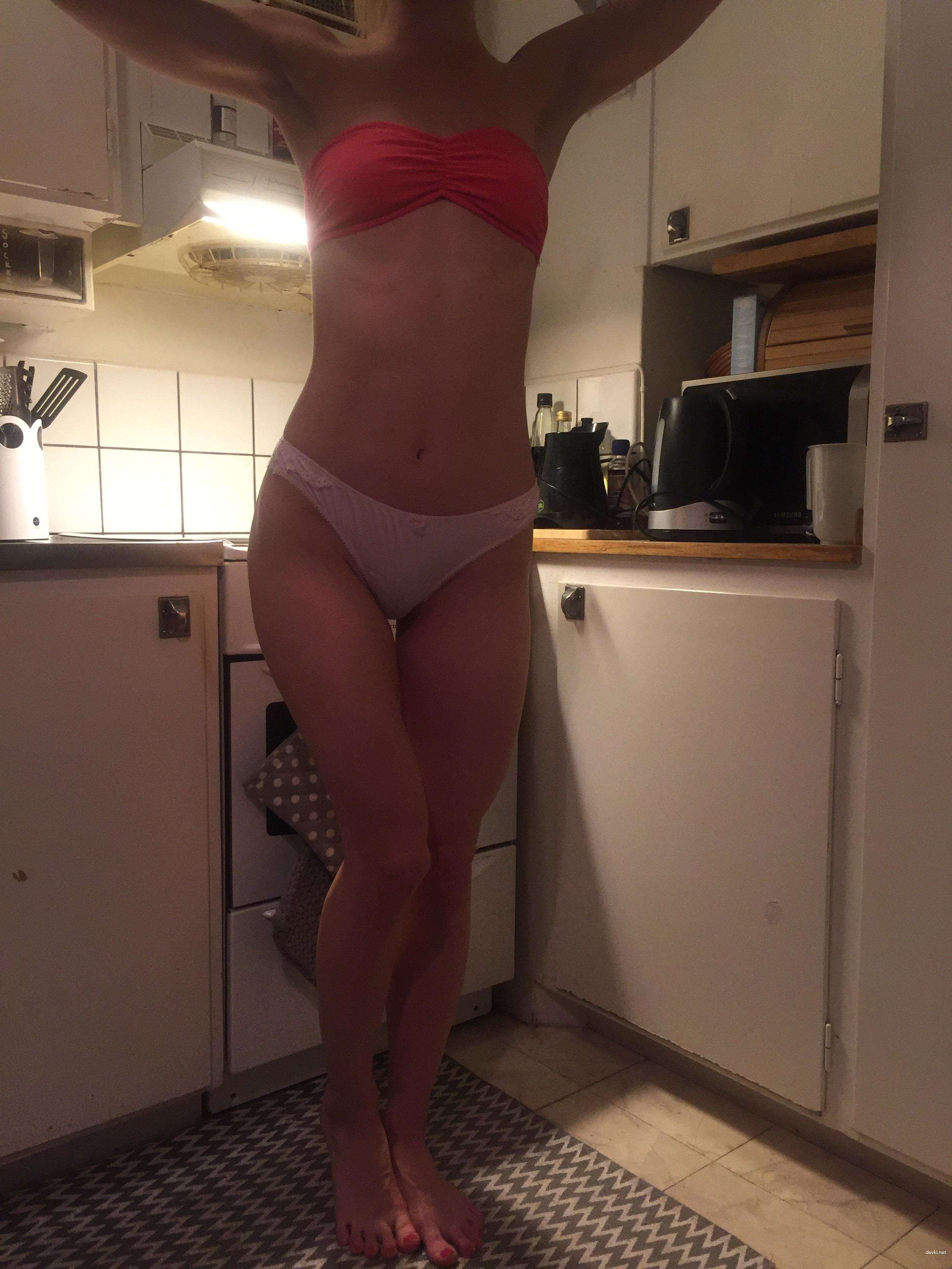 Sizzling Amateur Nude Babe Exposing Hot Body - Explicit Naked Girl Photo