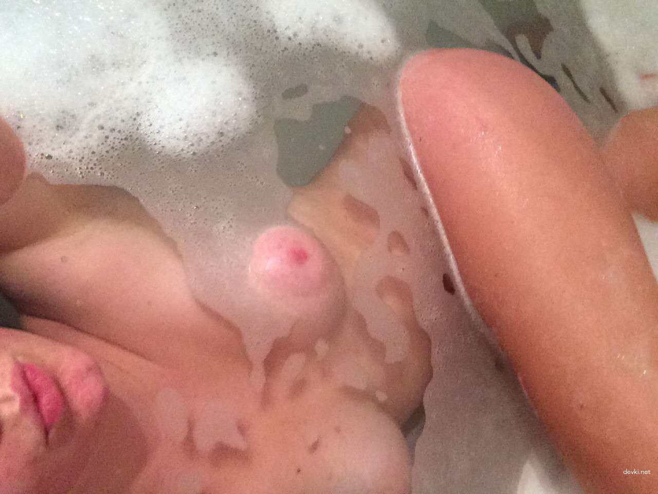 Explicit Nude Selfie: Hot Chick's Bathroom Amateur Photo