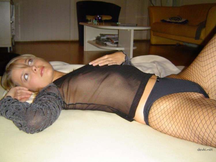 Naughty Teen Flaunts Bare Ass - Hot Homemade Porn Pic