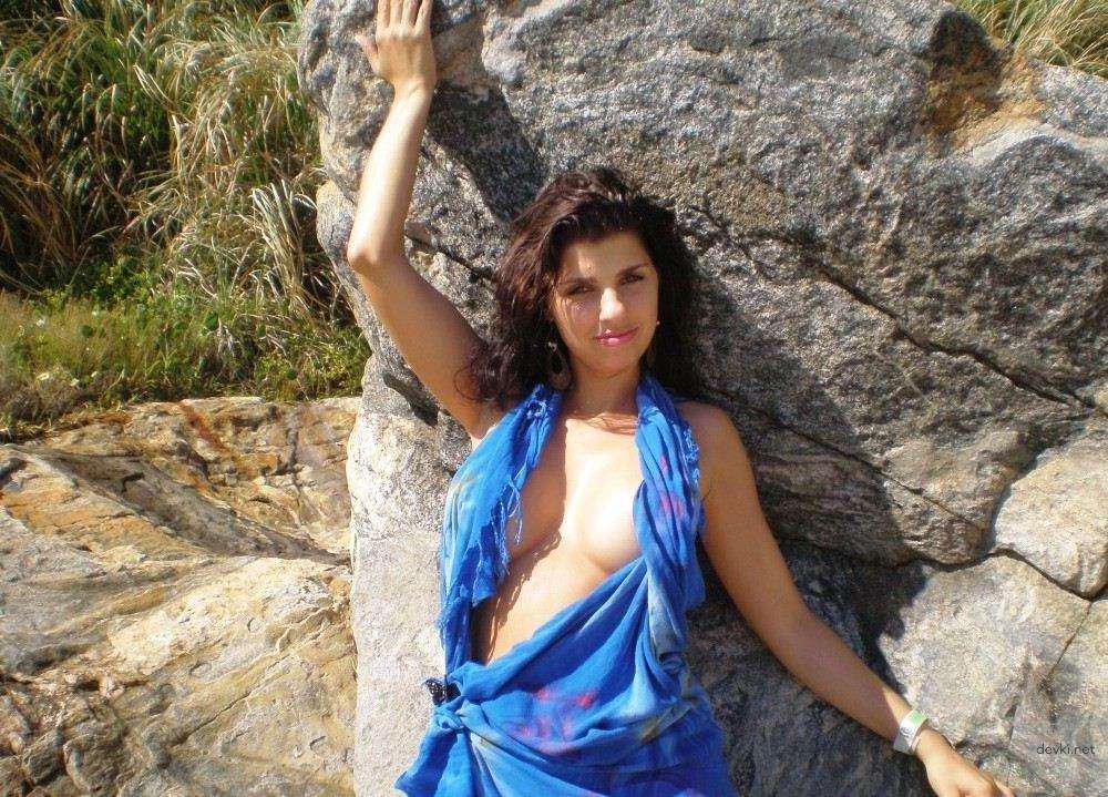 Steamy Brunette Babe Vacation Amateur Photo Shoot: Explicit XXX Content!