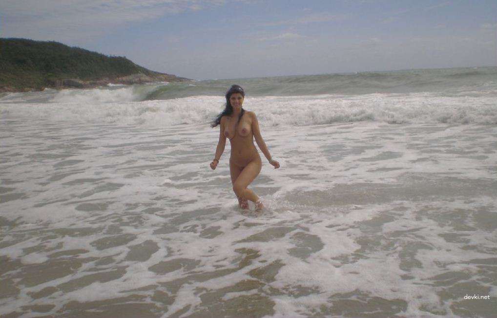 Steamy Brunette Babe Vacation Amateur Photo Shoot: Explicit XXX Content!
