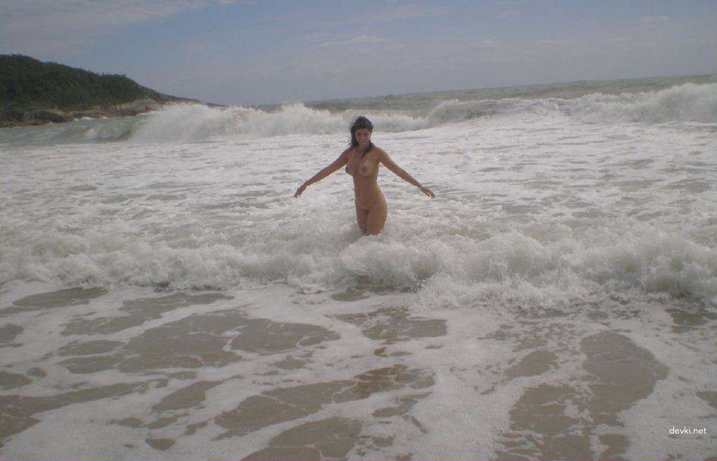 Steamy Brunette Babe Vacation Amateur Photo Shoot: Explicit XXX Content!