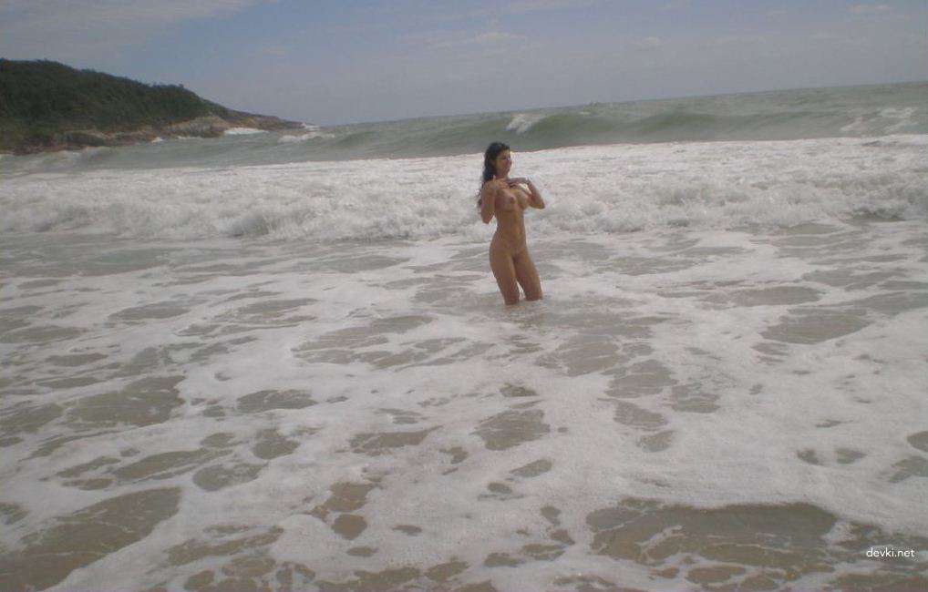 Steamy Brunette Babe Vacation Amateur Photo Shoot: Explicit XXX Content!