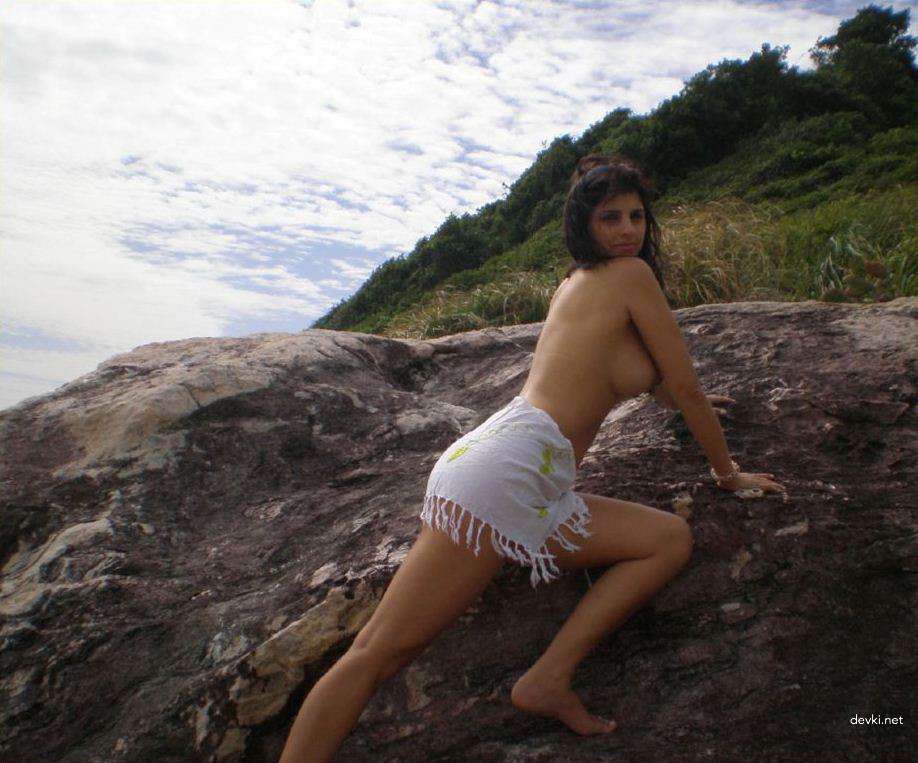 Steamy Brunette Babe Vacation Amateur Photo Shoot: Explicit XXX Content!