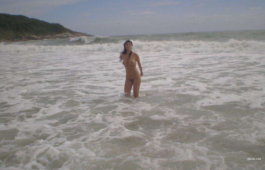 Steamy Brunette Babe Vacation Amateur Photo Shoot: Explicit XXX Content!