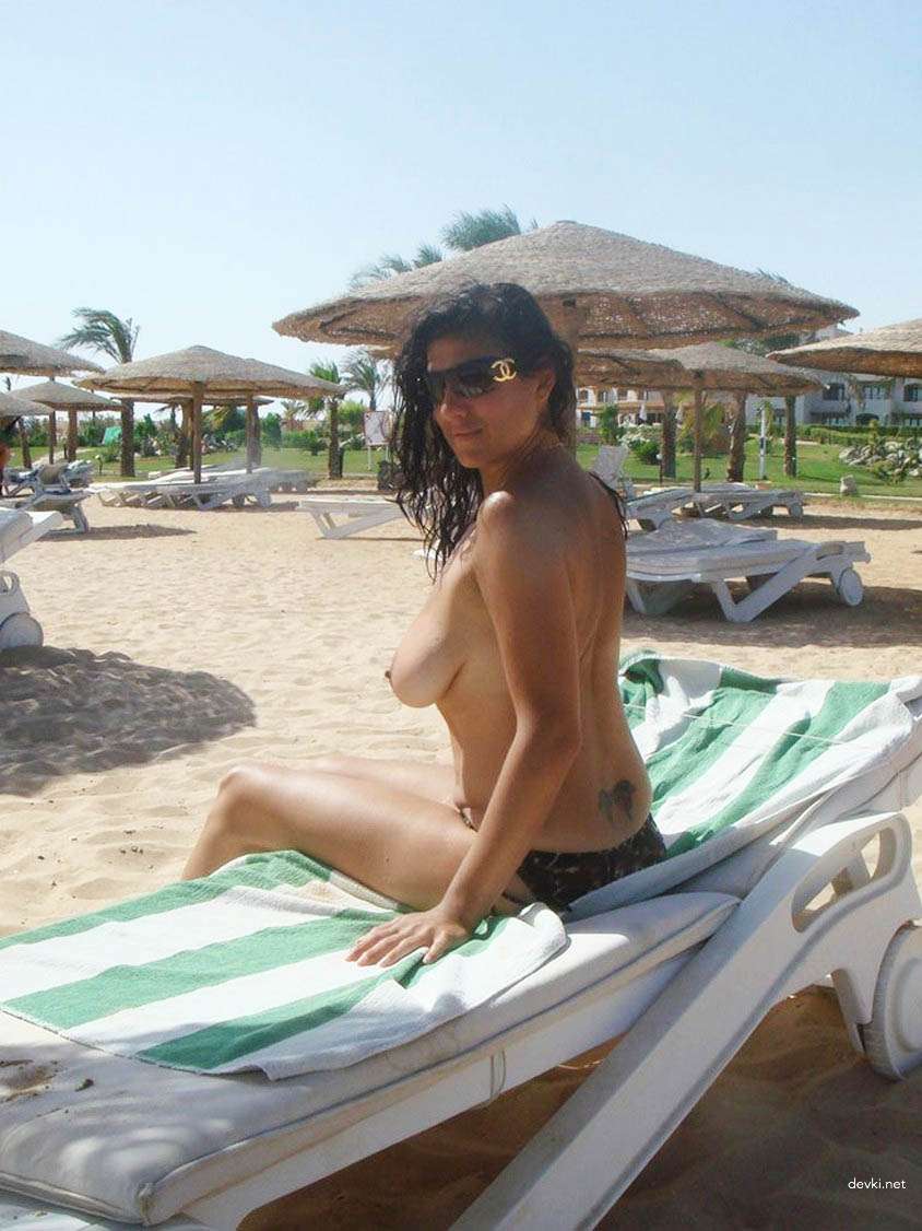 Seductive Amateur Woman Flaunts Busty Assets - Uncensored Photo