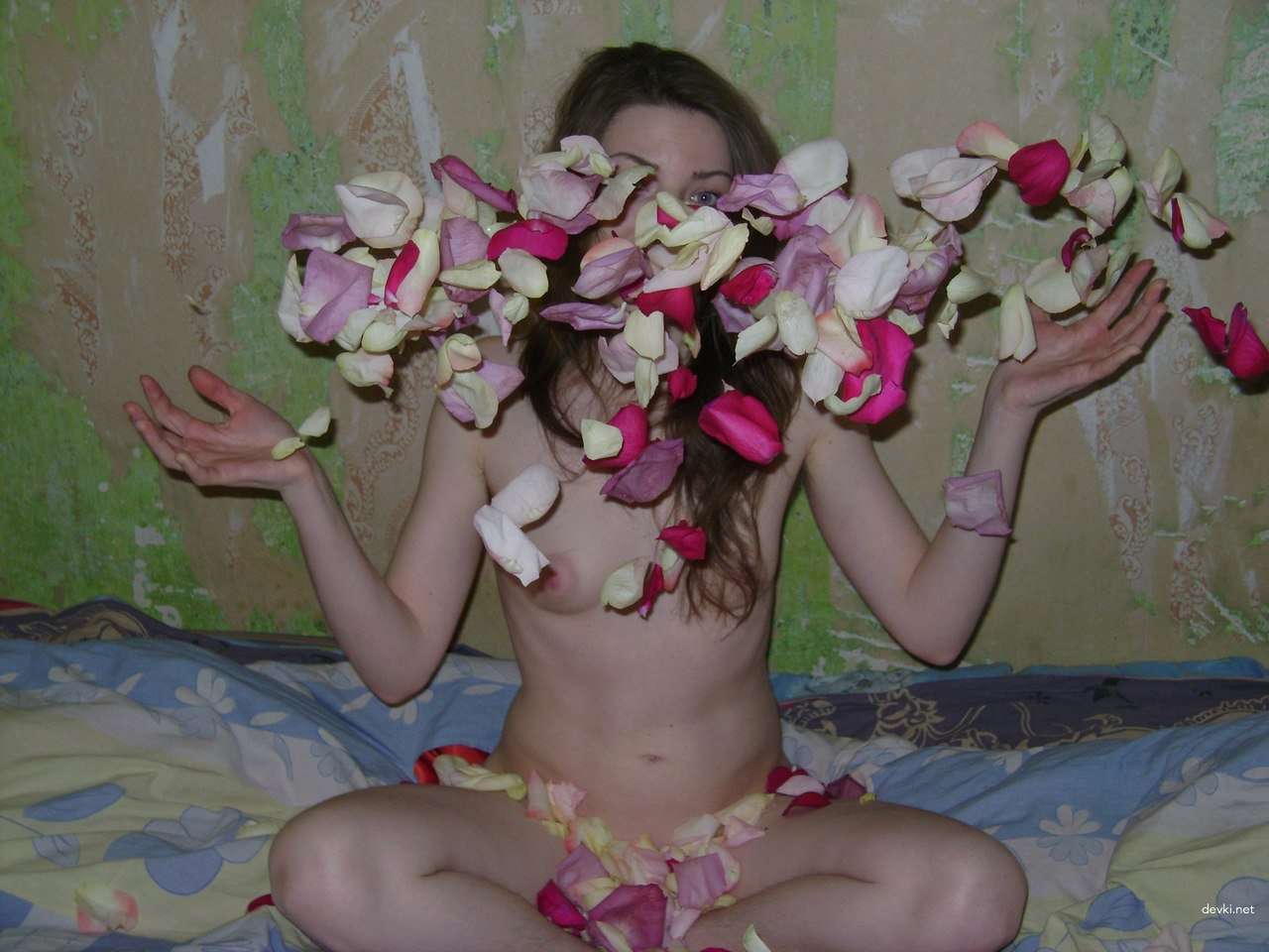 Hot Nude Girl in Roses: Uncensored Amateur XXX Pic