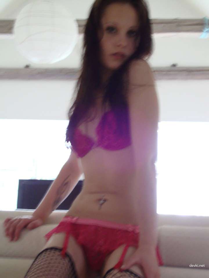 Hot Brunette Teen Masturbating - Naked Amateur Porn Pics