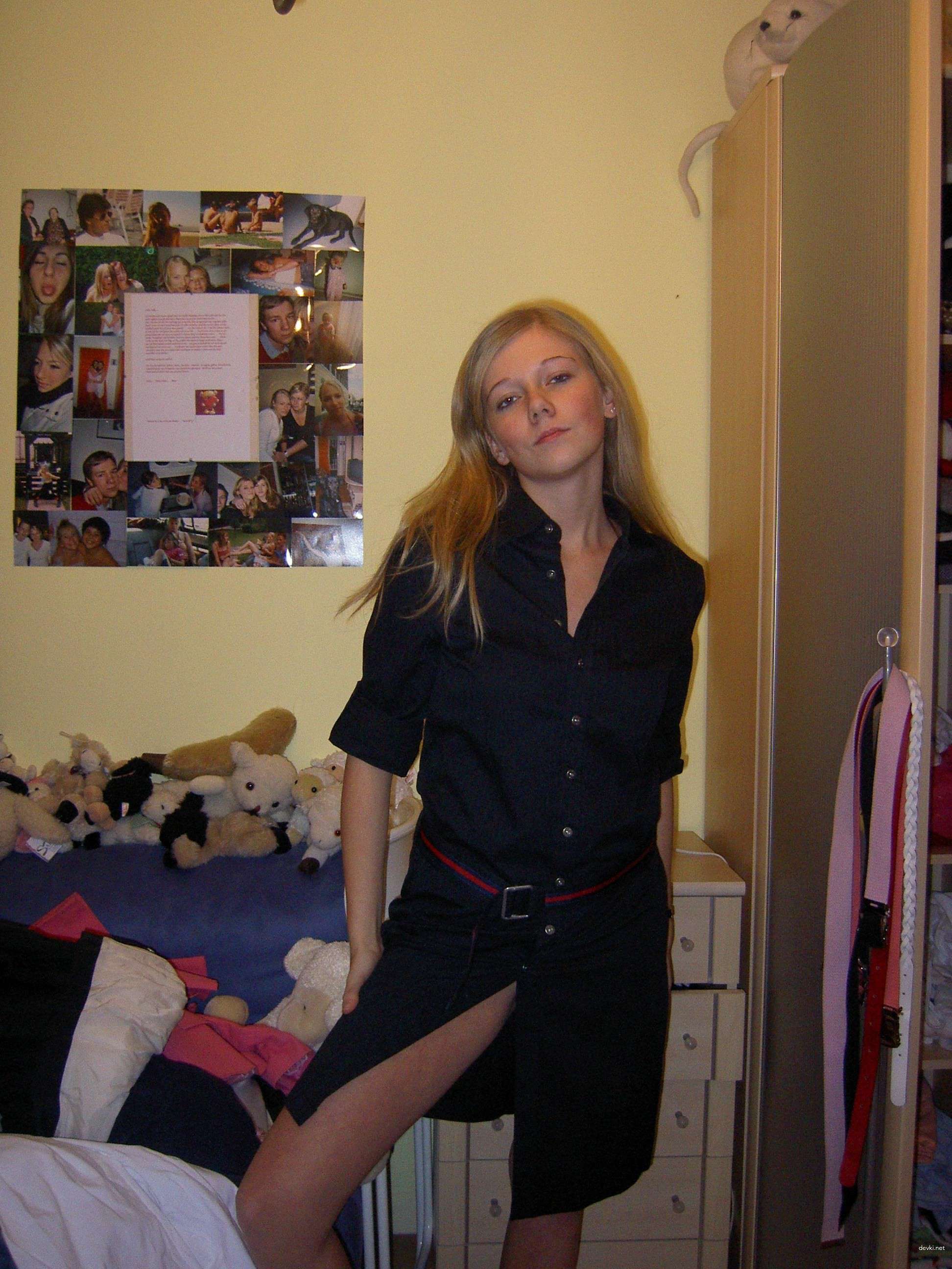 Explicit Voyeurism: Girl Caught Changing Clothes - Amateur Photo Scandal