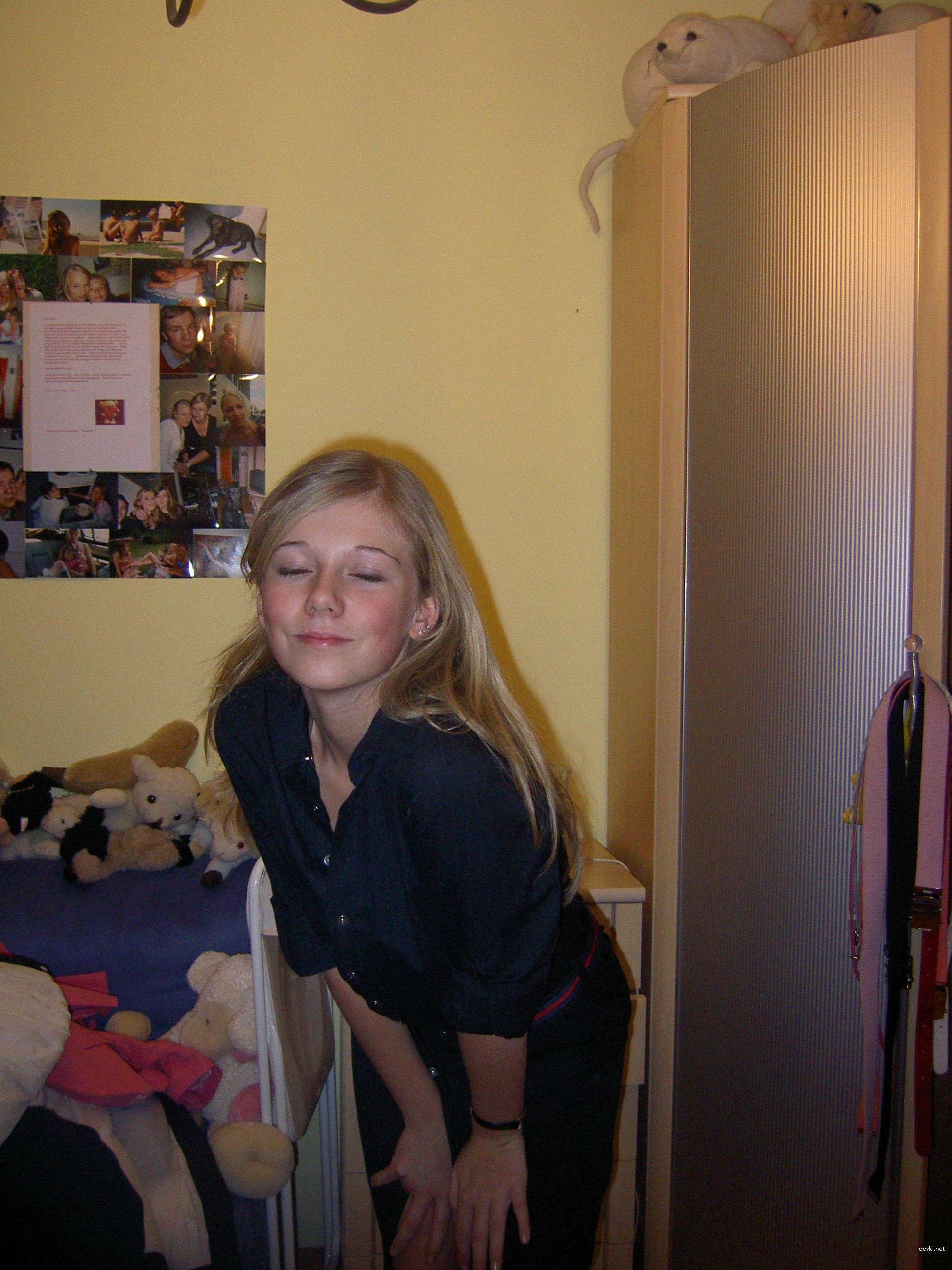 Explicit Voyeurism: Girl Caught Changing Clothes - Amateur Photo Scandal