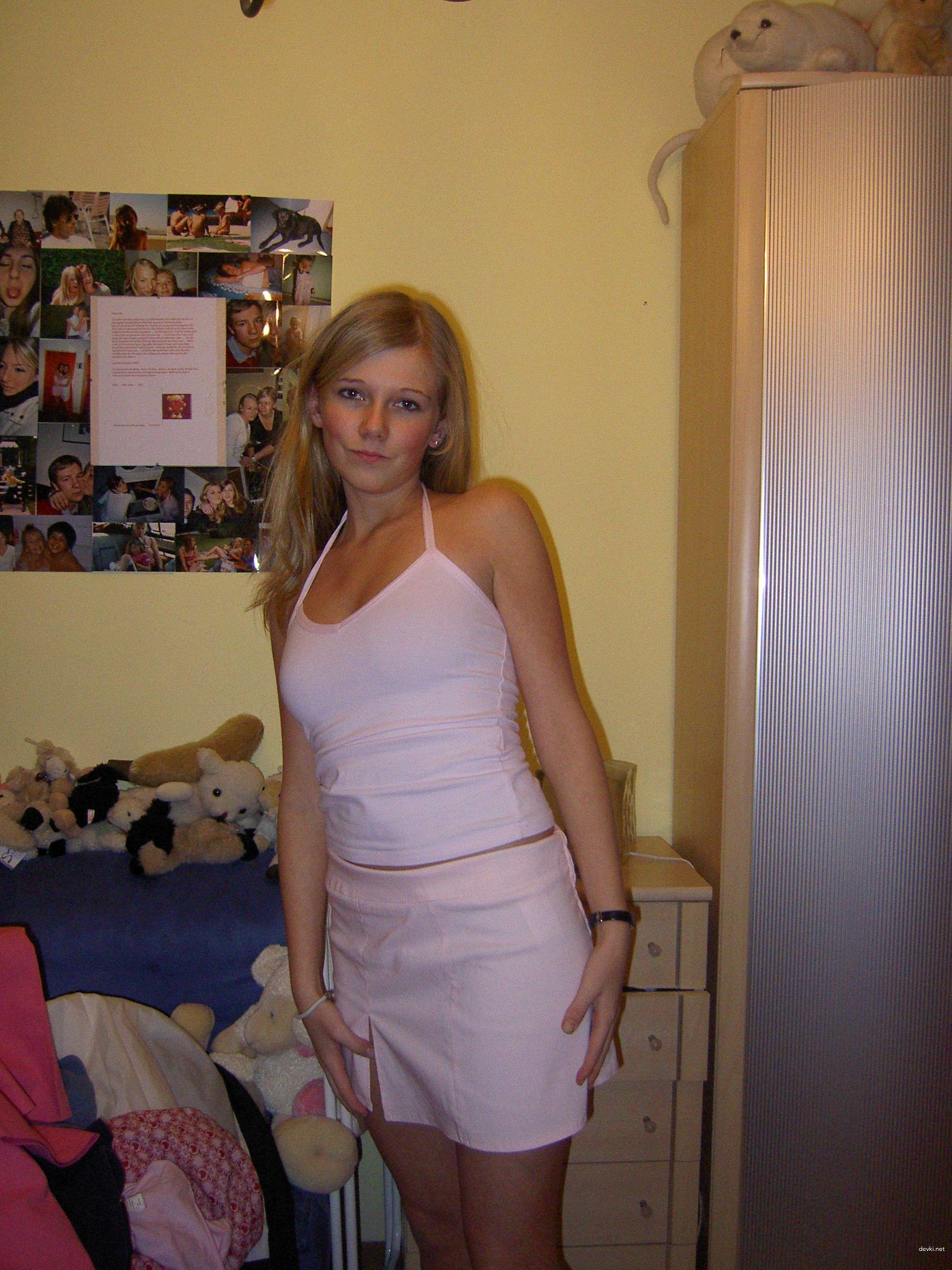 Explicit Voyeurism: Girl Caught Changing Clothes - Amateur Photo Scandal
