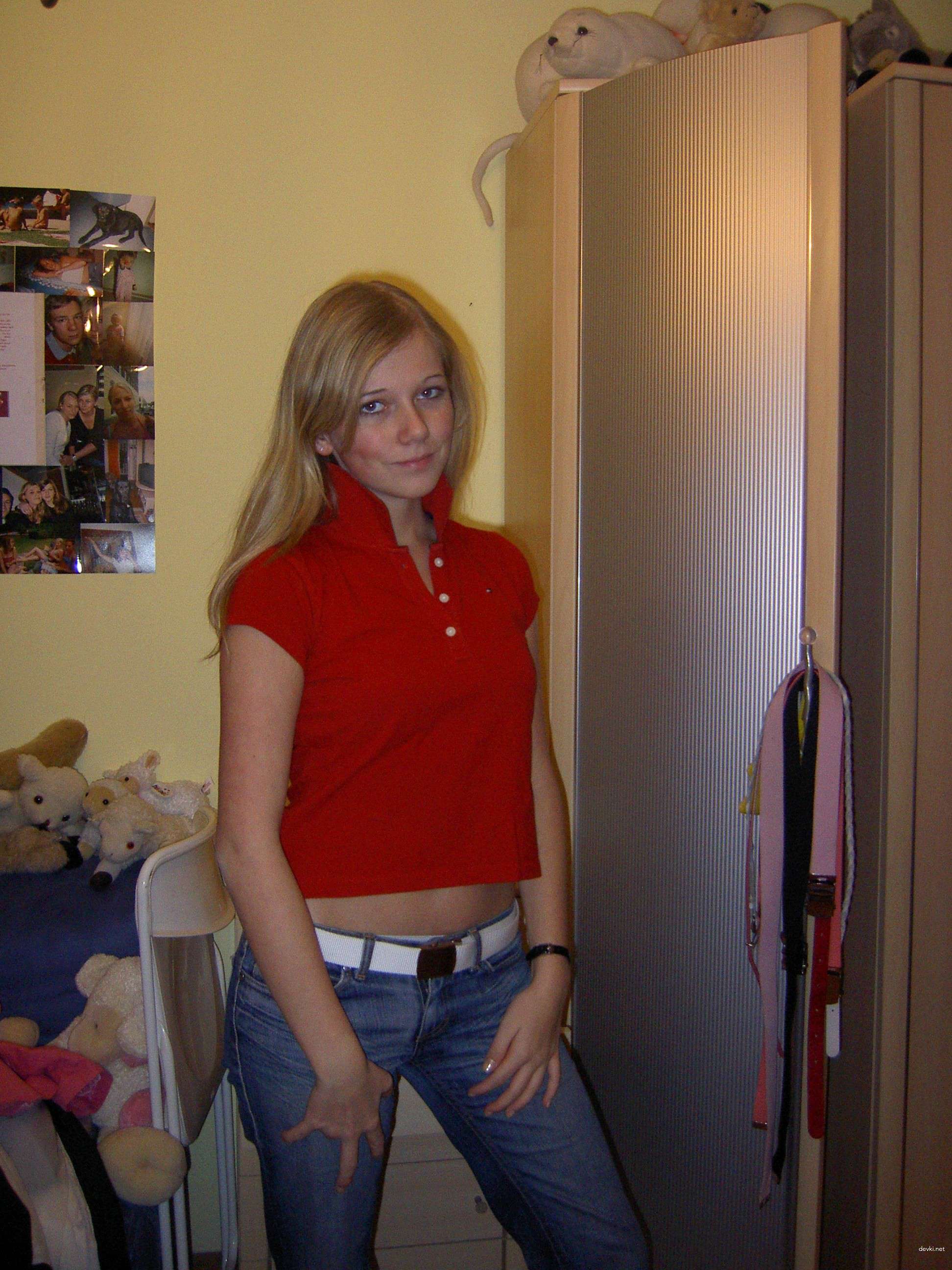 Explicit Voyeurism: Girl Caught Changing Clothes - Amateur Photo Scandal