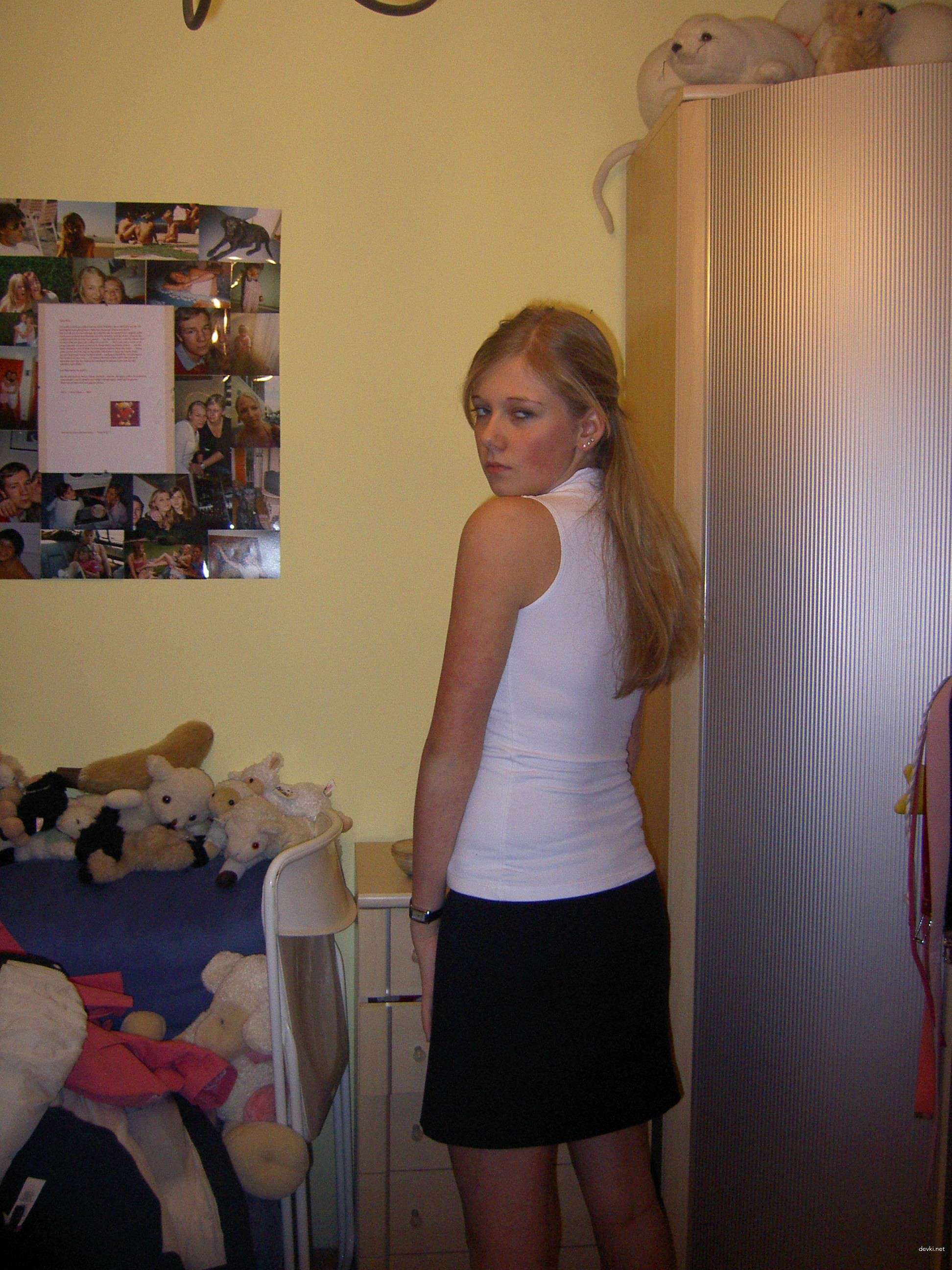 Explicit Voyeurism: Girl Caught Changing Clothes - Amateur Photo Scandal