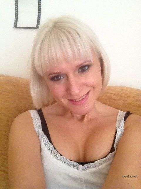 Hot Blonde's Uncensored Selfie: Explicit Phone Photo - Amateur Blonde Babe Goes Wild!