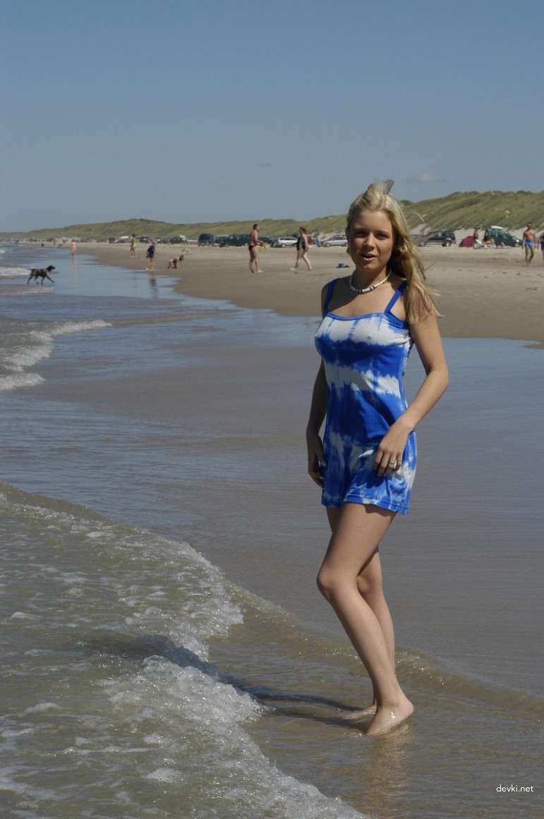Explicit Nude Blonde Beach Babe: Hot Sunbather Amateur Photo