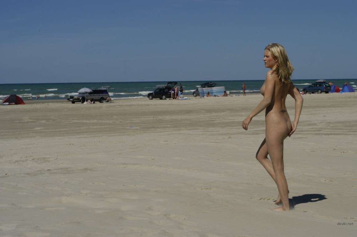Explicit Nude Blonde Beach Babe: Hot Sunbather Amateur Photo