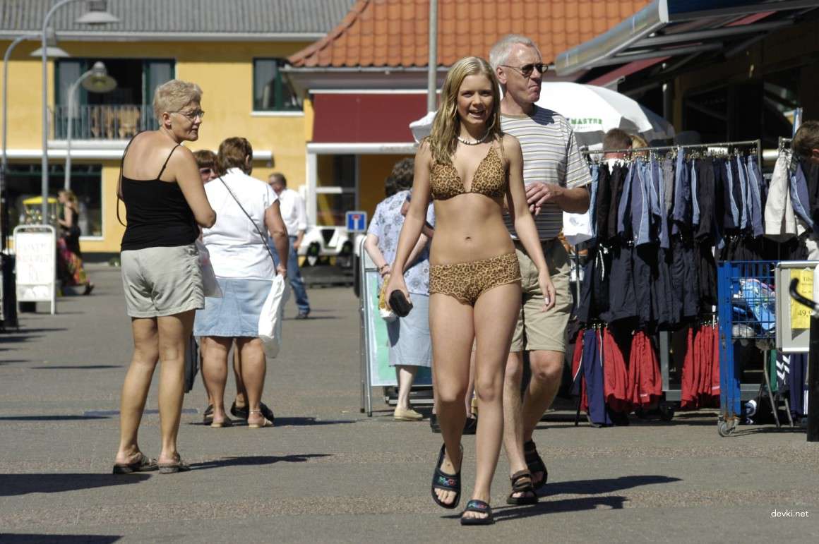 Explicit Nude Blonde Beach Babe: Hot Sunbather Amateur Photo