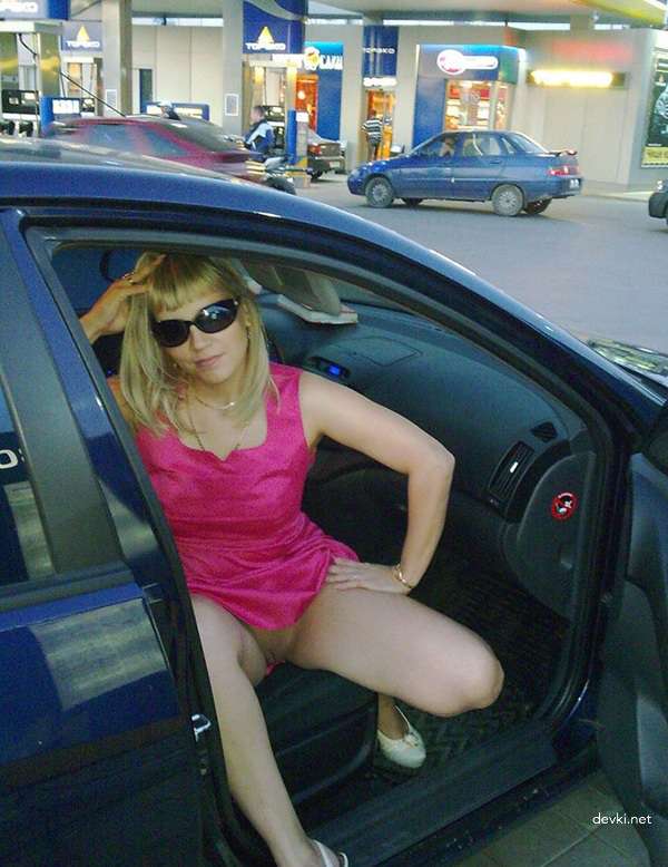 Amateur Exhibitionist Flaunts Her Explicit Pussy - XXX Show