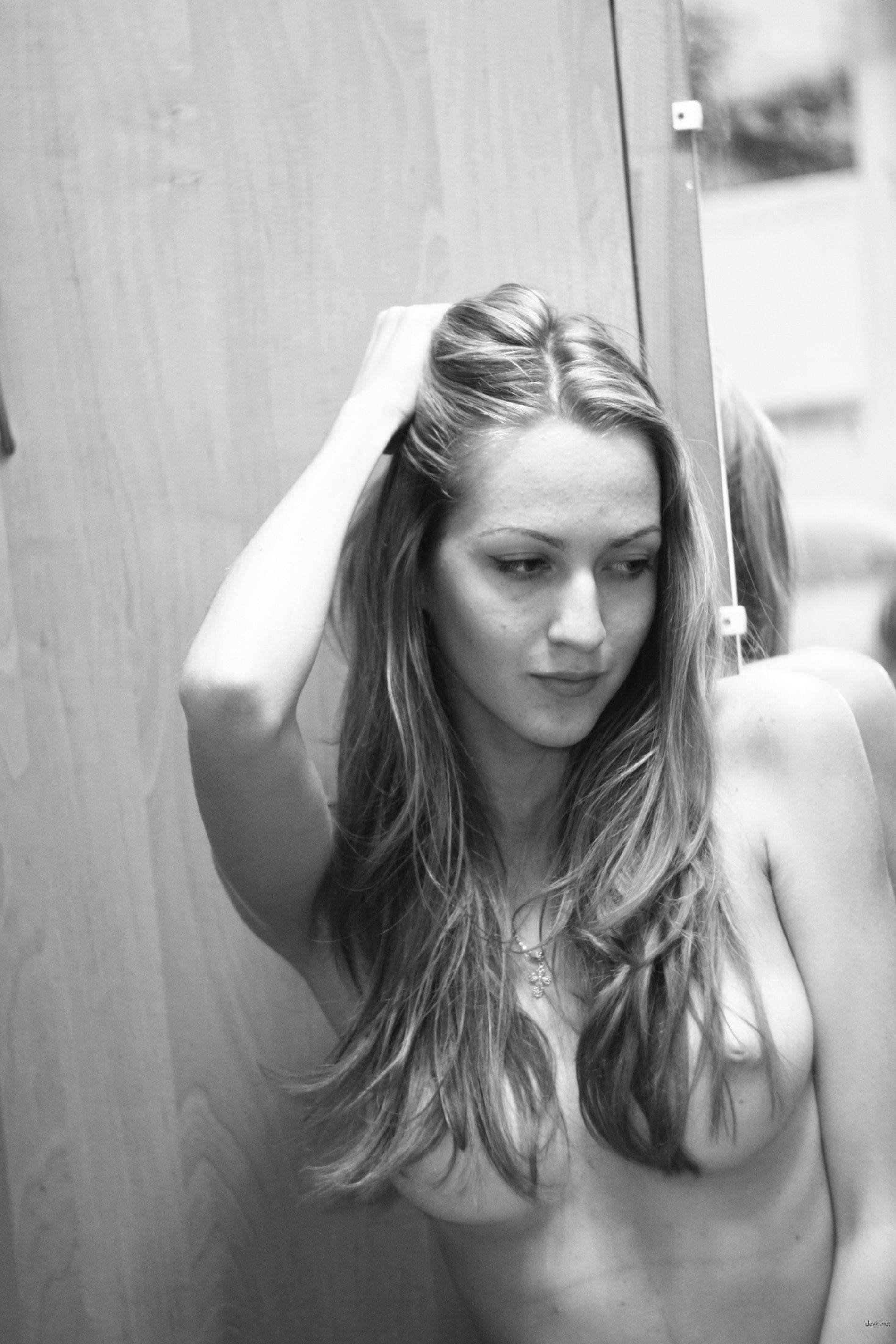 Steamy Amateur Babe Exposes Perky Tits: Explicit Photo