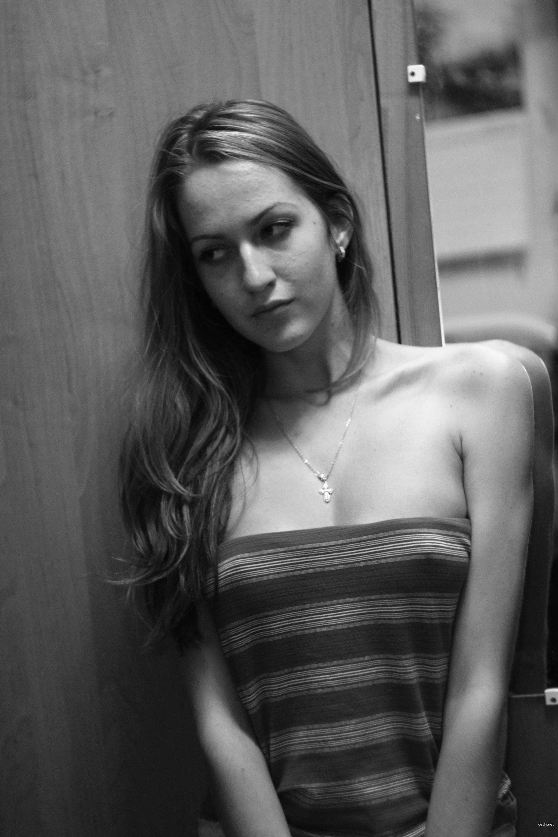 Steamy Amateur Babe Exposes Perky Tits: Explicit Photo